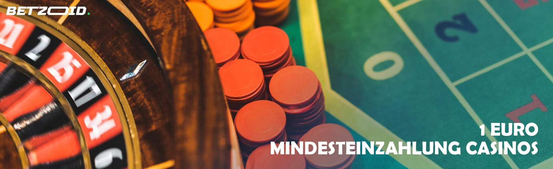 Rouletterad neben Casino-Chips.