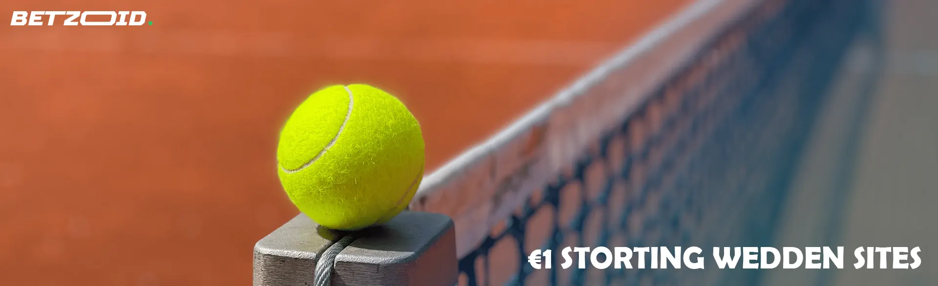 De tennisbal ligt op het net.