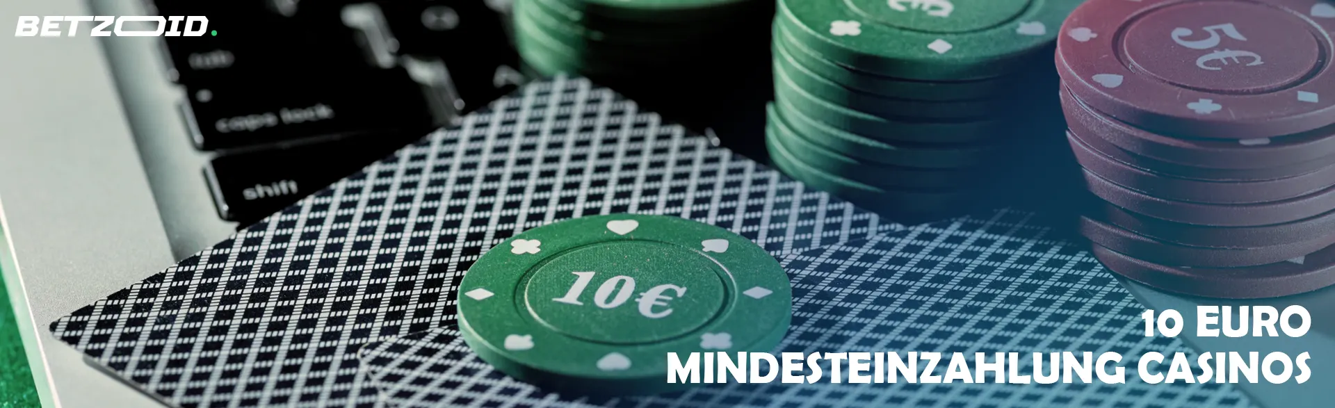 Karten und Chips auf dem Casinotisch.