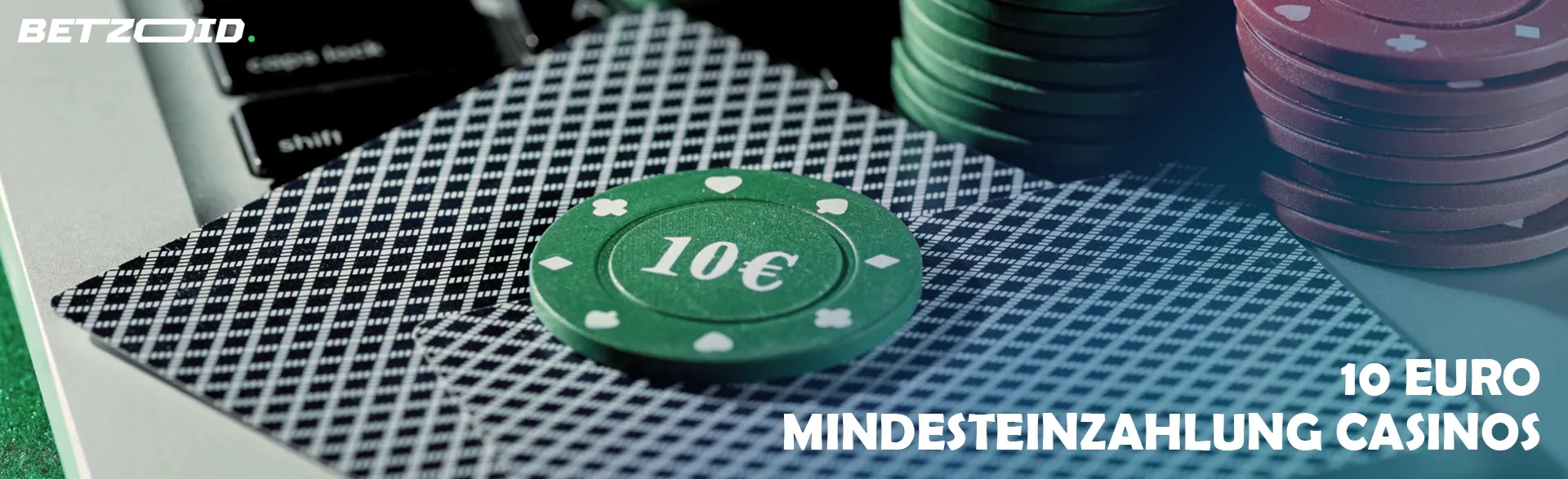 Karten und Chips auf der Tastatur.