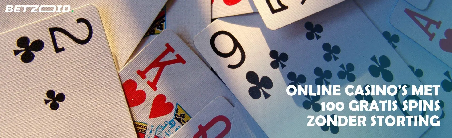 Verspreide speelkaarten.