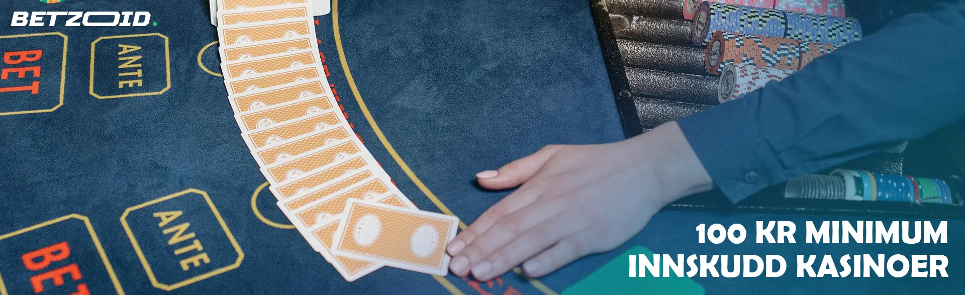 Spilleren spredte kortene ut på kasinobordet.