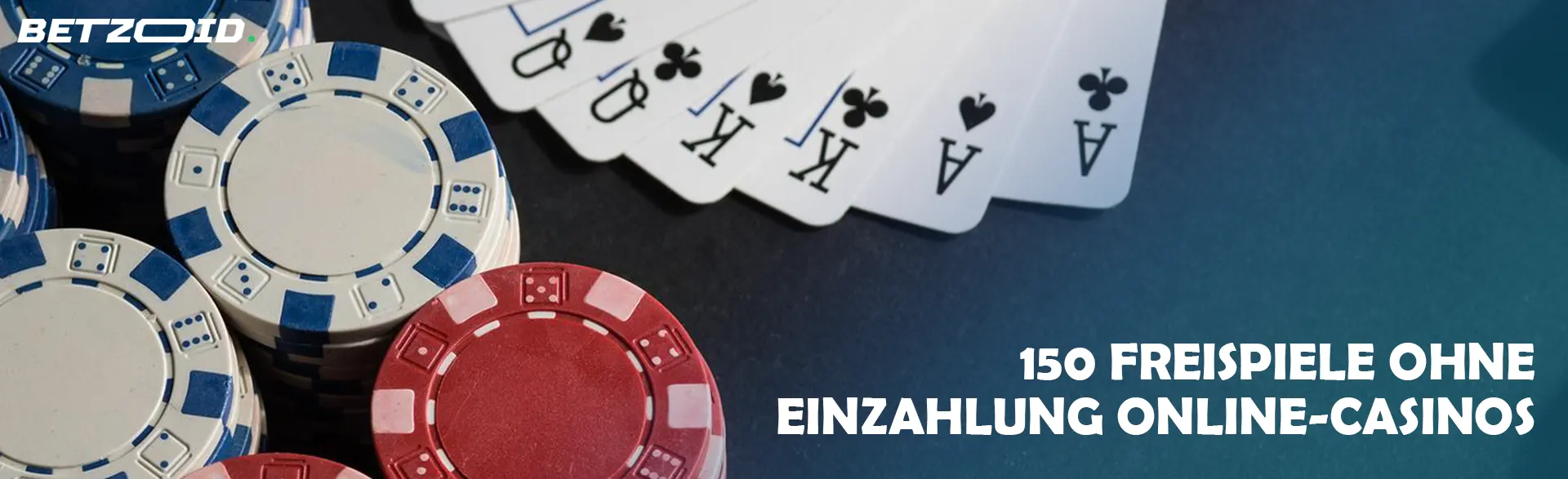 Karten neben Casino-Chips.