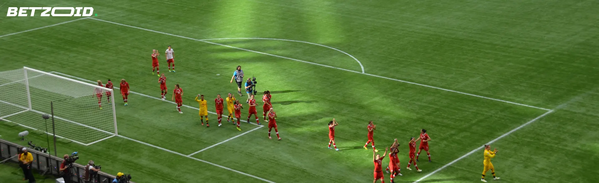 Jalkapalloilijat kentällä pelin aikana.