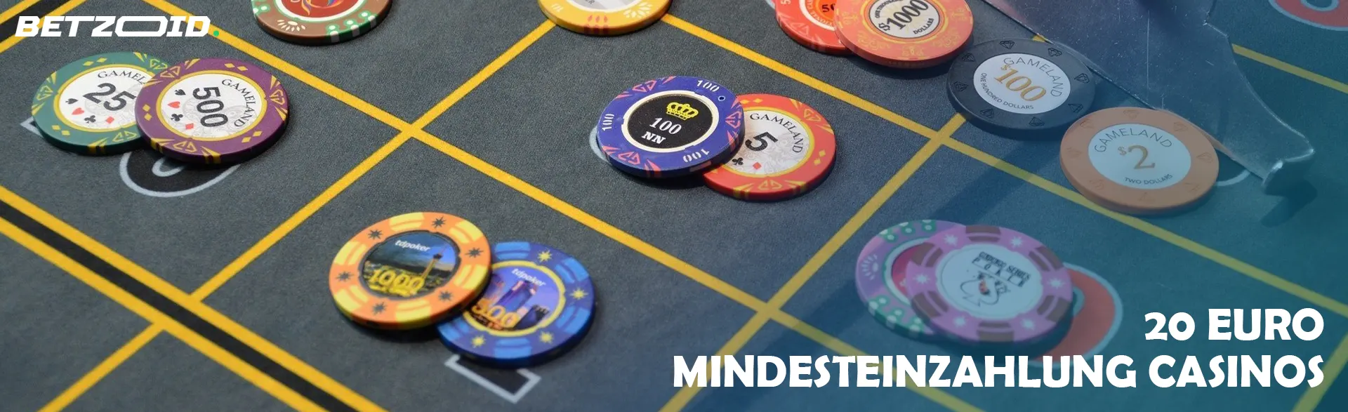 Mehrfarbige Chips auf dem Casino-Tisch.