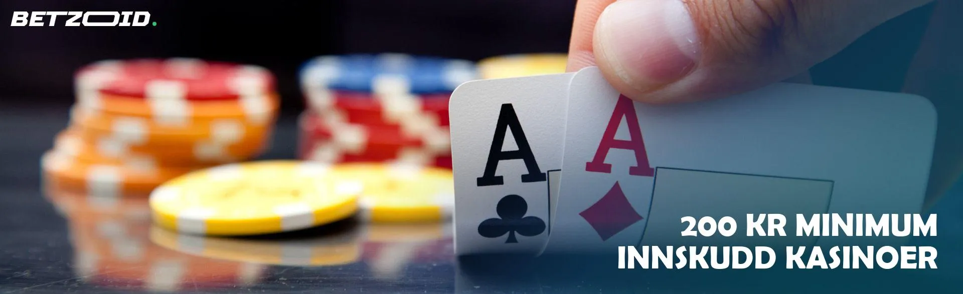 En spiller holder kort på en bakgrunn av kasinosjetonger.