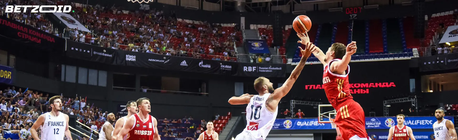 Basketbalisté v akci během zápasu.