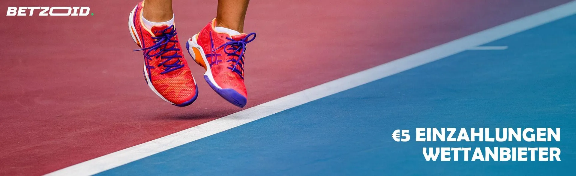 Beine eines Sportlers, der gesprungen ist.