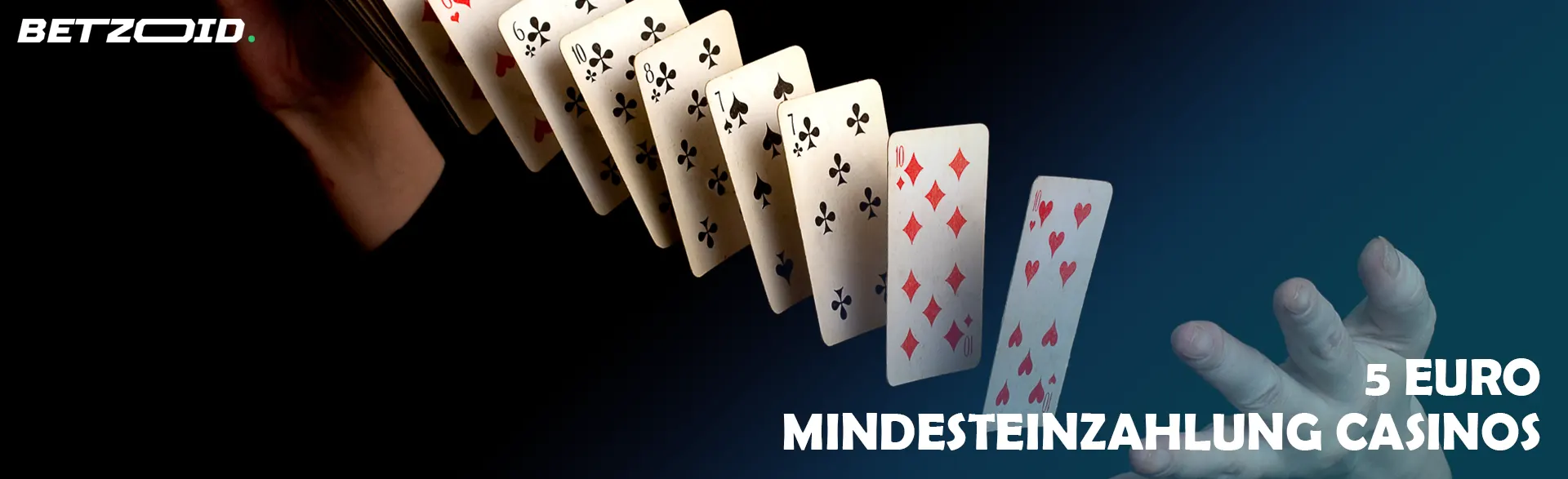 Ein Mann mischt Karten in der Luft.