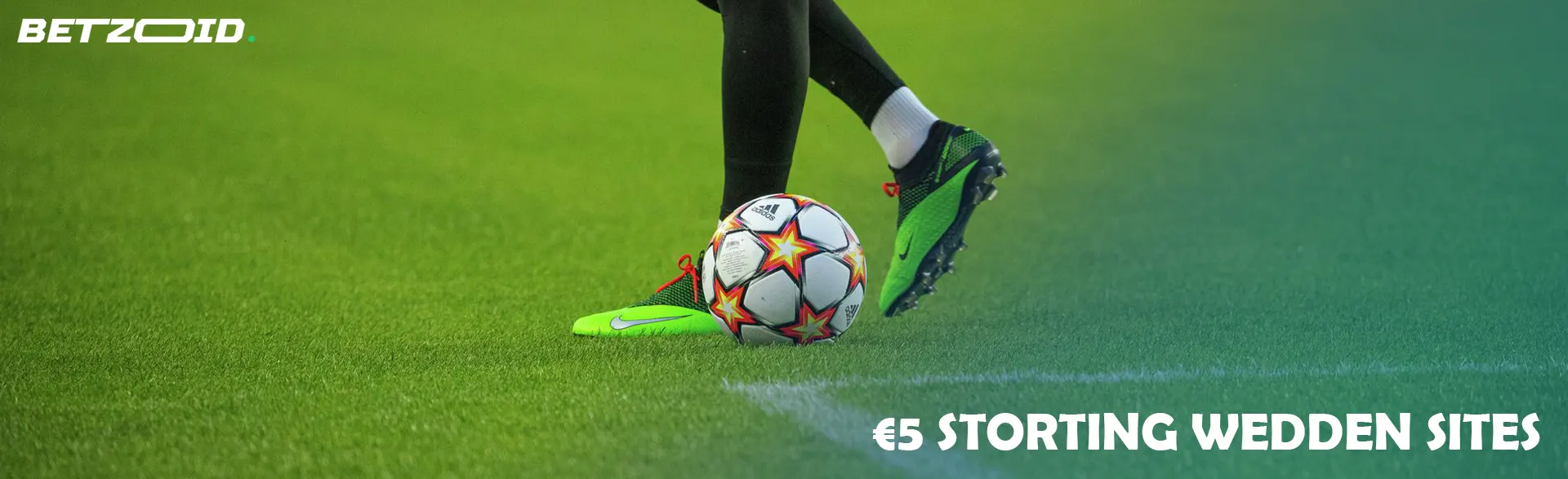 Een voetballer houdt de bal aan zijn voeten.