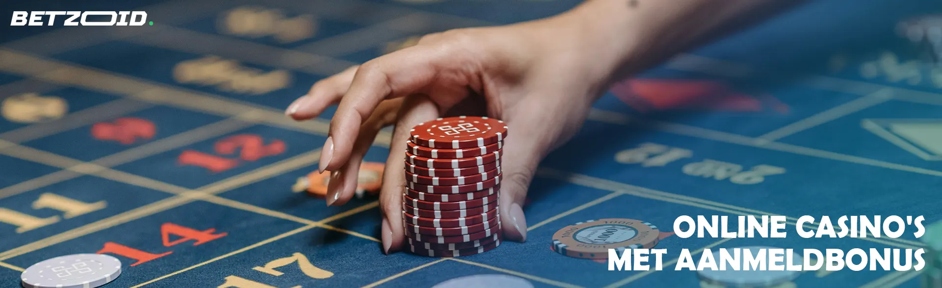 Een speler plaatst fiches op de casinotafel.