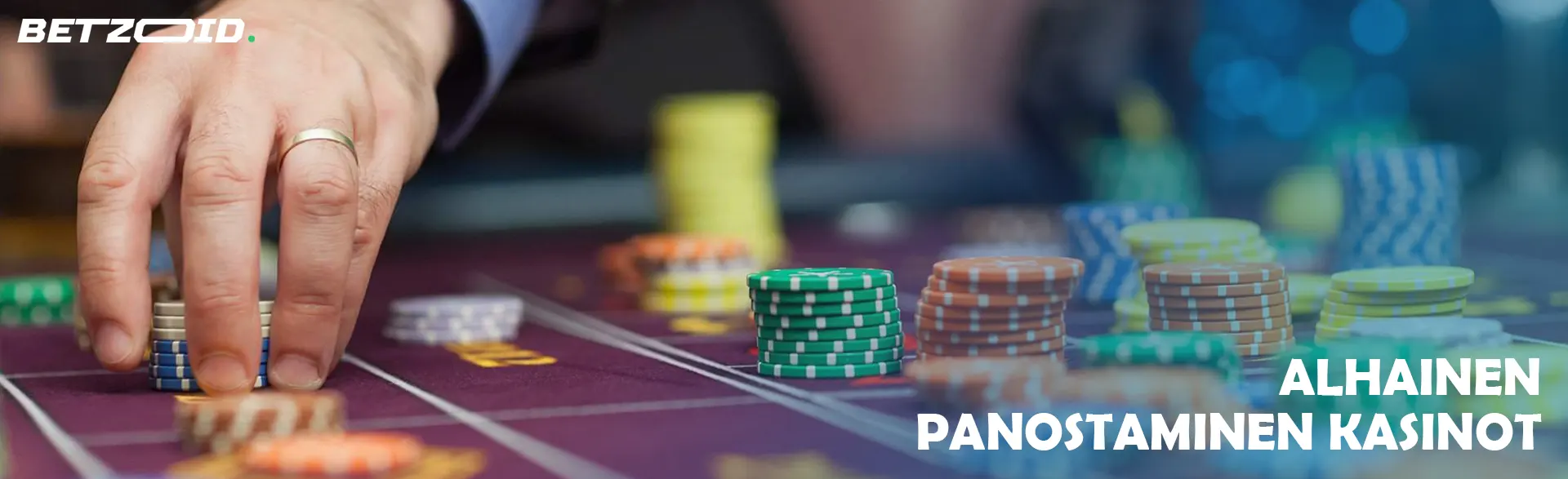 Pelaaja asettaa pelimerkit kasinopöydälle.