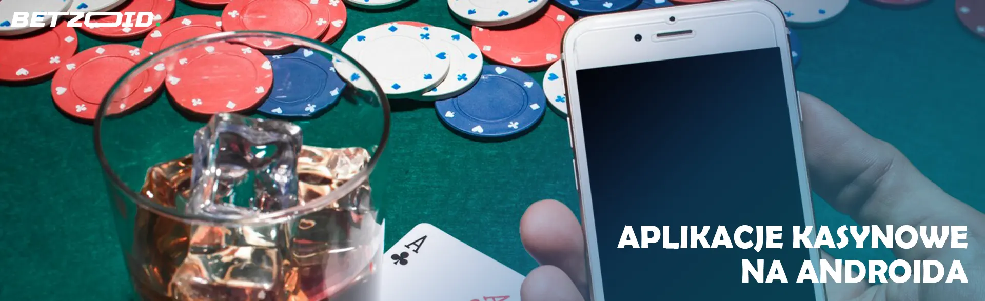 Smartfon i kieliszek z napojem na tle żetonów kasynowych.