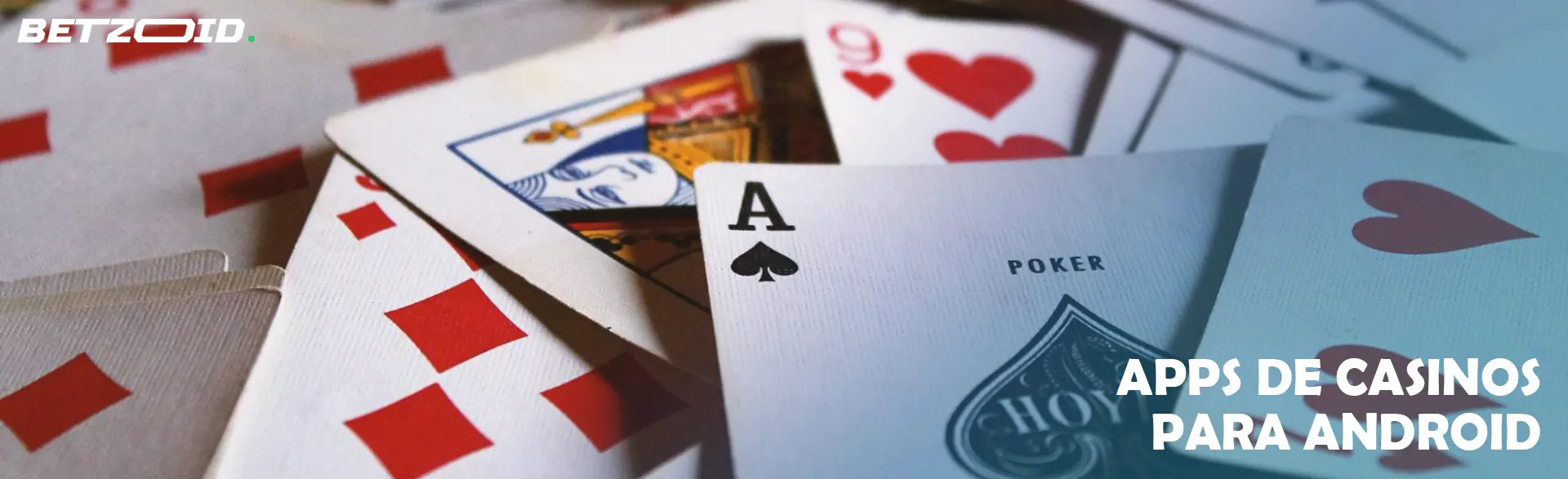 Cartas dispersas para jugar al póquer.