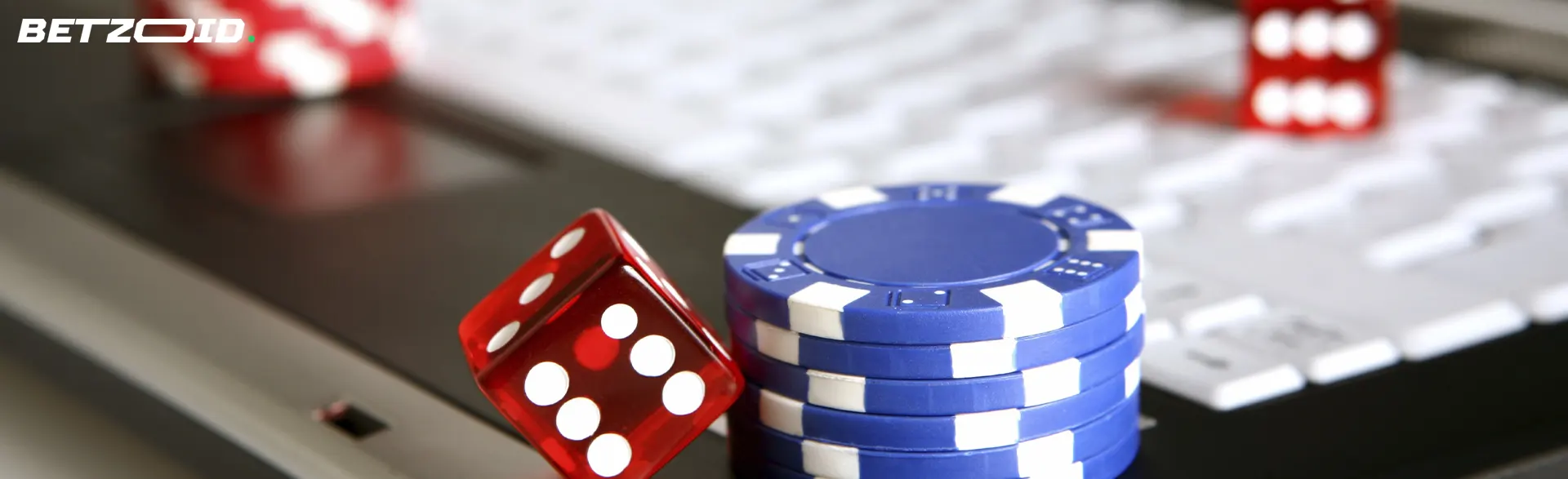 Kasinon pelimerkit ja noppaa näppäimistöllä.