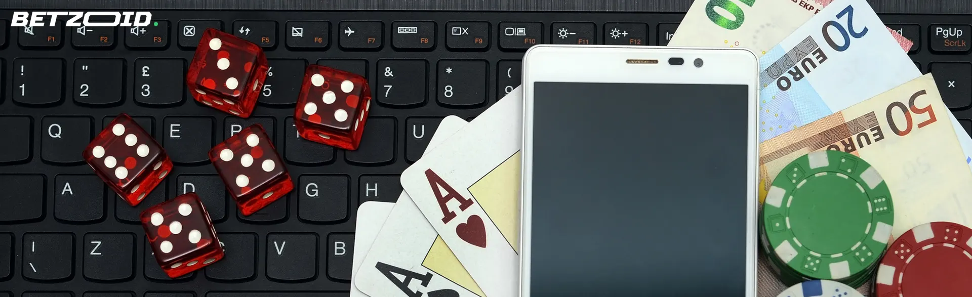 Dados, cartas, fichas y billetes sobre un teclado en mejores casinos para Android.