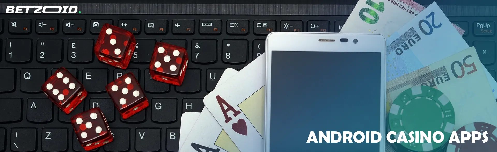 Smartphone, Karten, Würfel und Casino-Chips liegen auf der Tastatur.