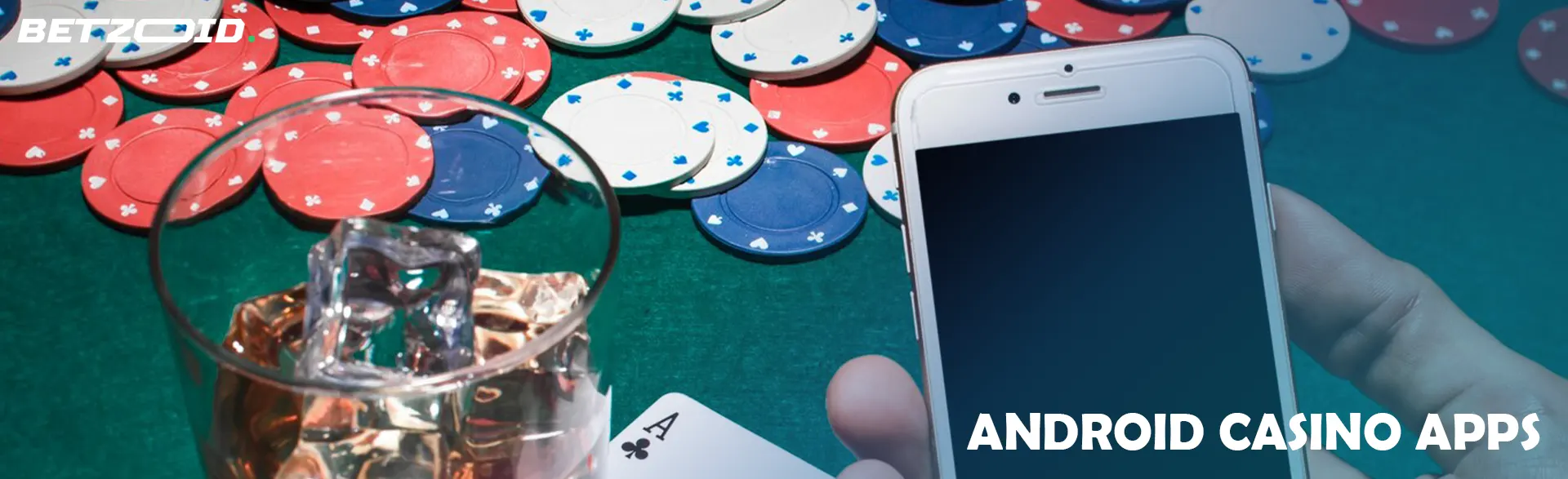 Ein Smartphone neben einem Glas Getränk auf dem Hintergrund von Casino-Chips.