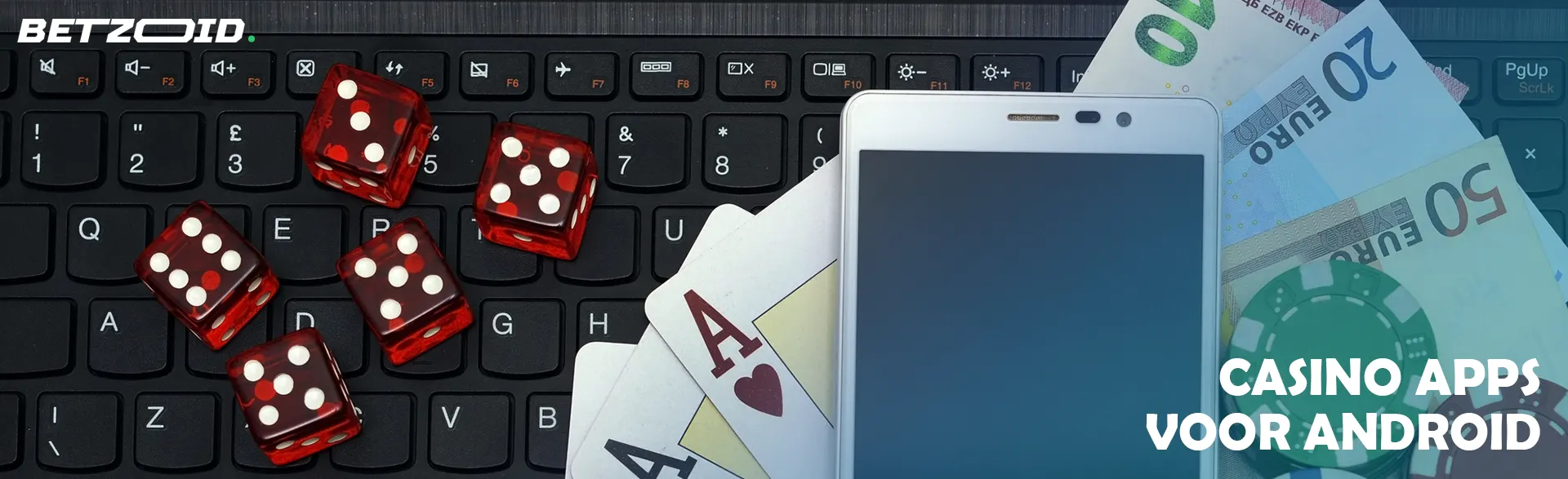 Smartphone, dobbelstenen, geld en casinofiches liggen op het toetsenbord.