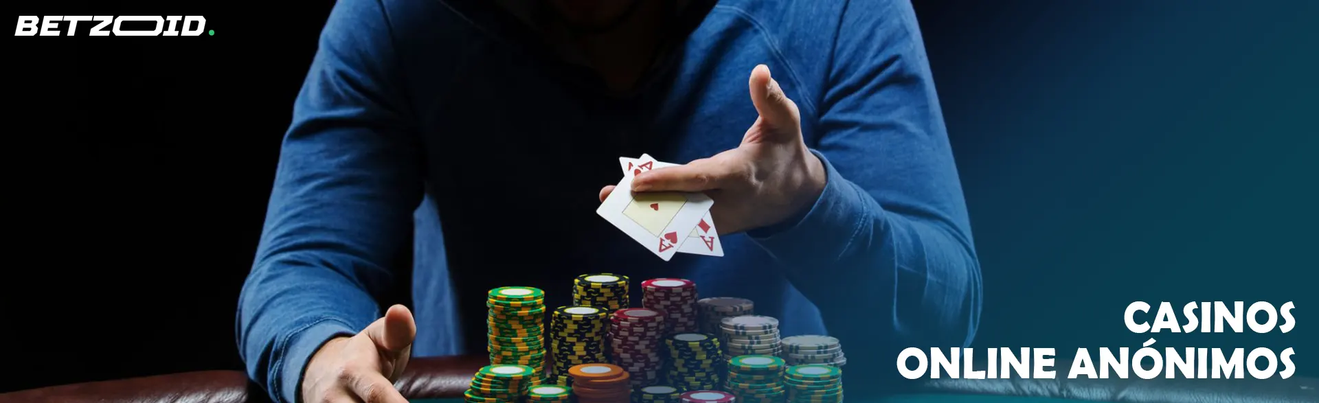 El jugador sostiene las cartas sobre las fichas del casino.