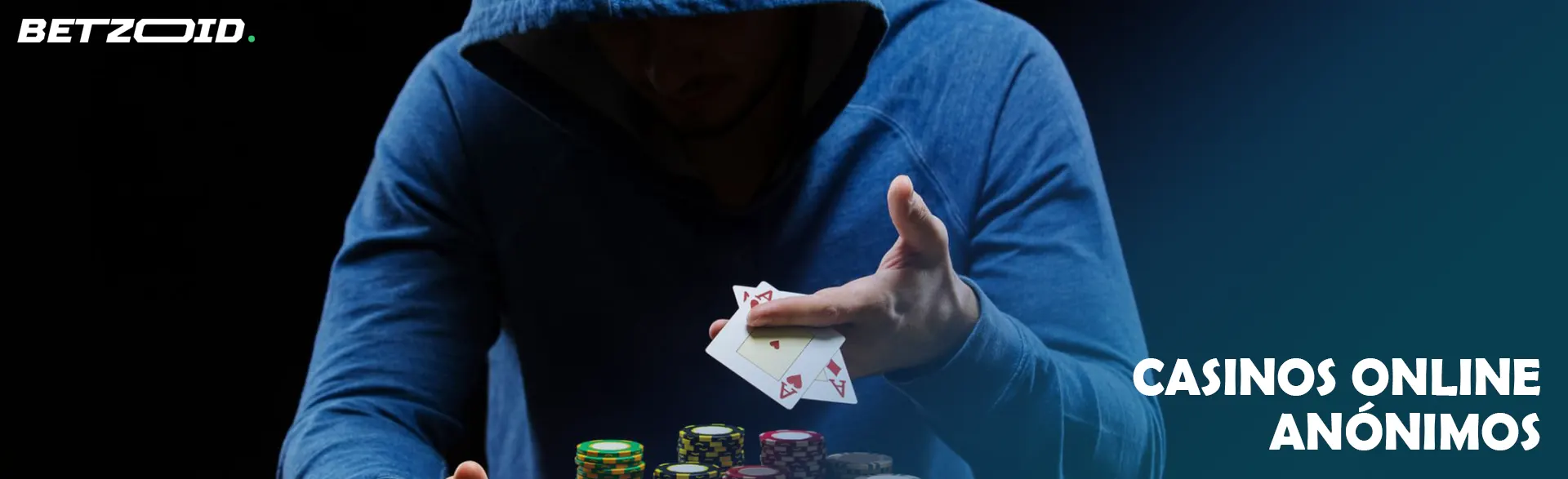 Um jogador encapuçado segura cartas.