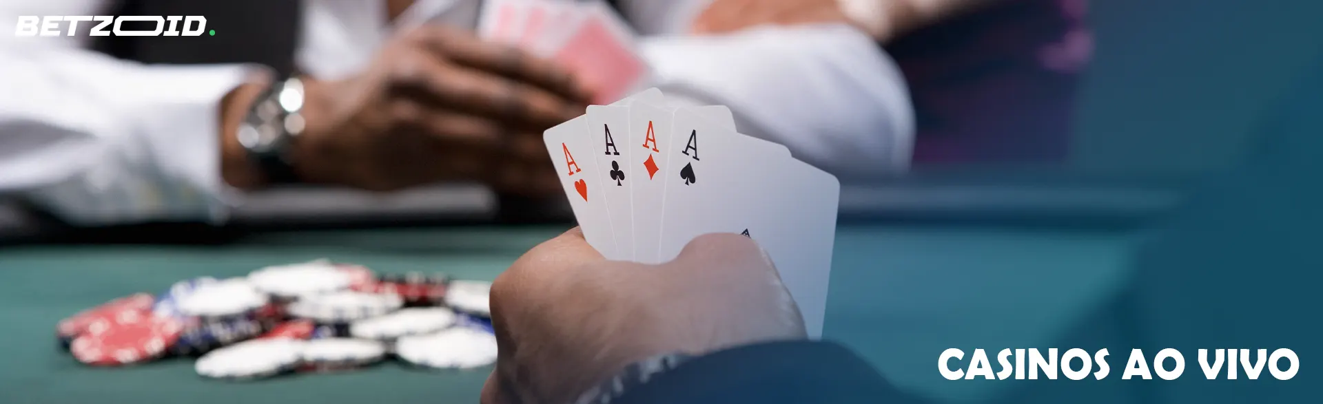 O jogador está a segurar cartas no fundo da mesa do casino.