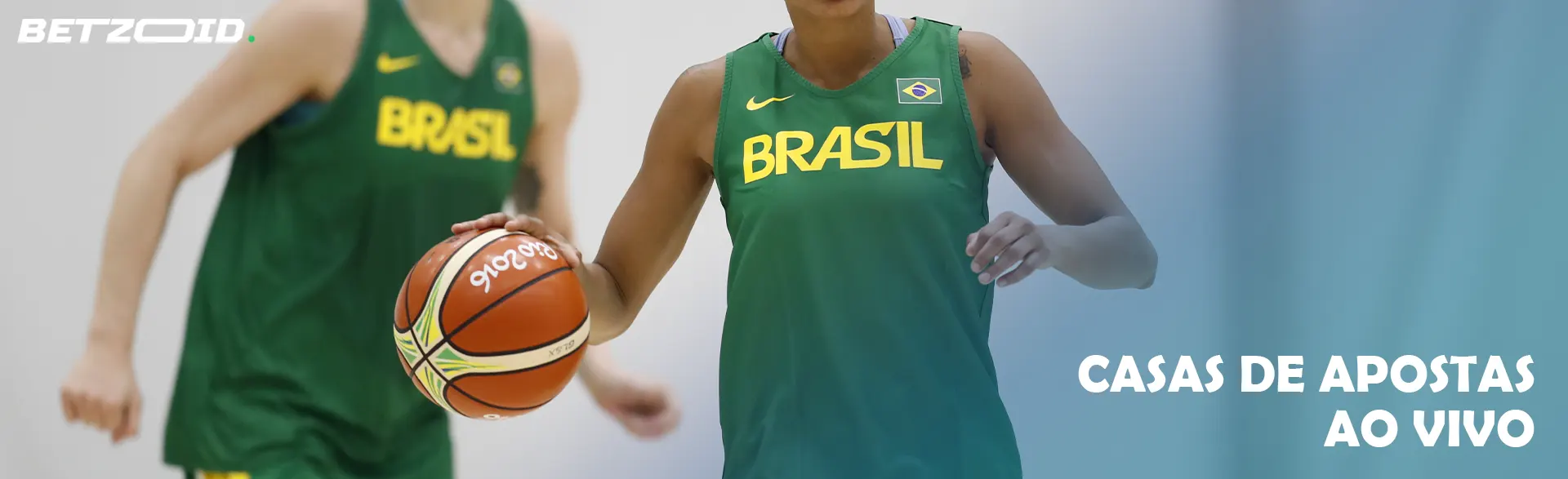 Jogadores de basquete em ação durante uma partida.
