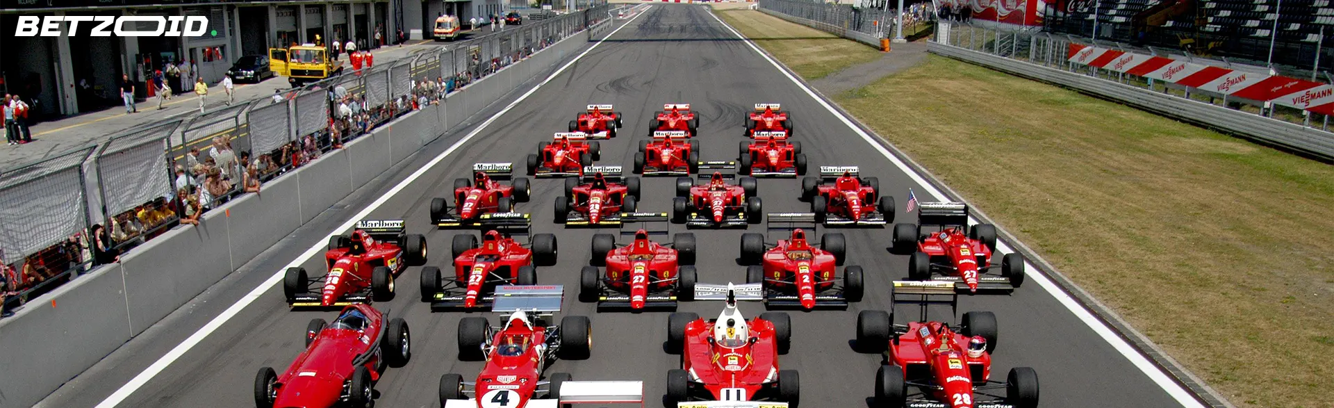 Kilpa-autot radalla ennen kilpailua.