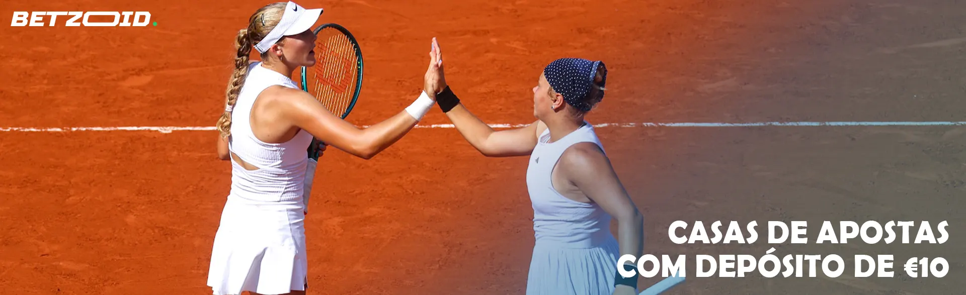 Os tenistas cumprimentam-se antes da partida.