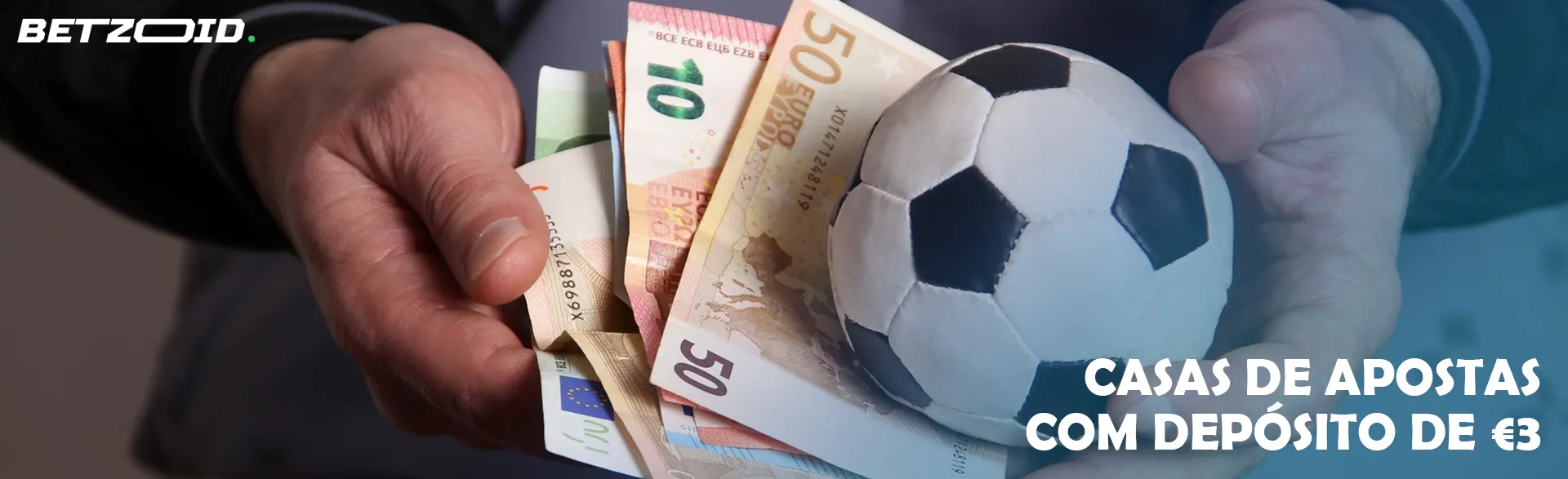 Bola de futebol e notas de euro em mãos humanas.