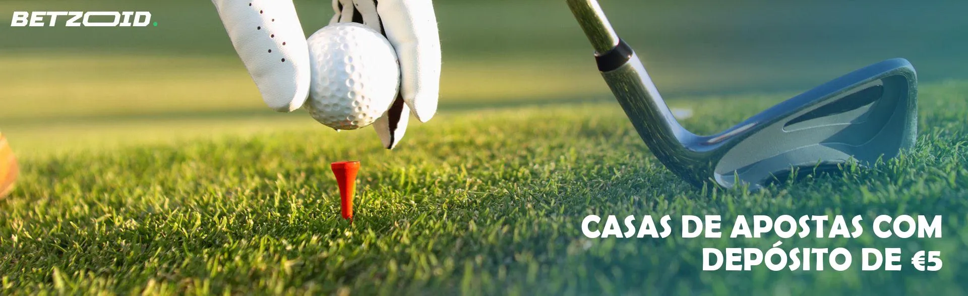 Um jogador de golfe coloca a bola para uma pancada.