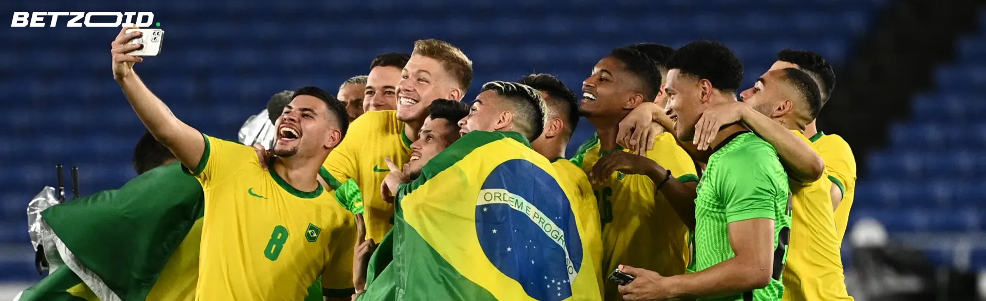 Jogadores de futebol da seleção brasileira tiram uma selfie após a partida.