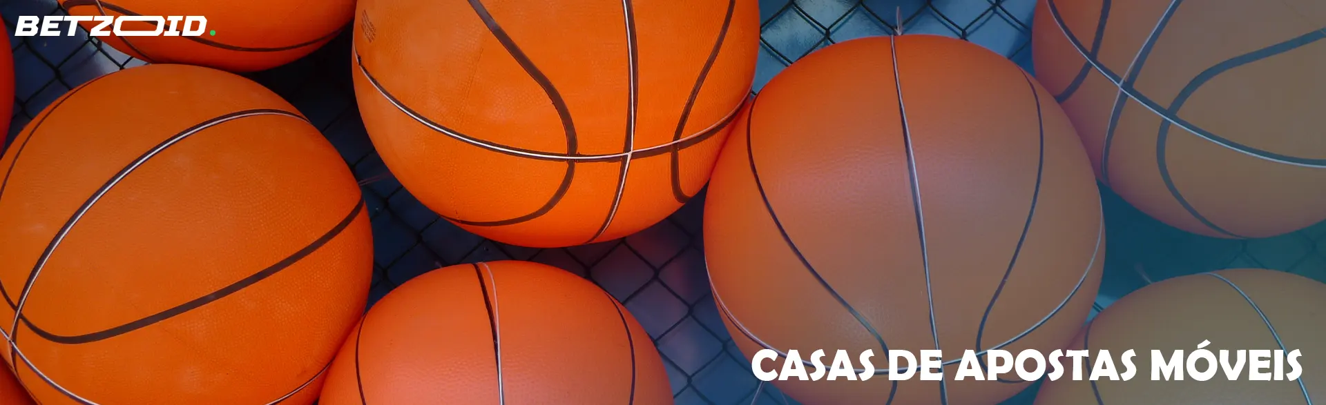 Uma pilha de bolas de basquetebol.