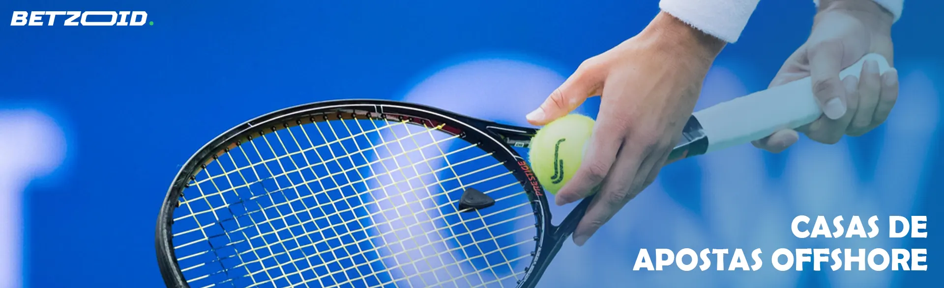 O tenista aplica a bola na raquete.