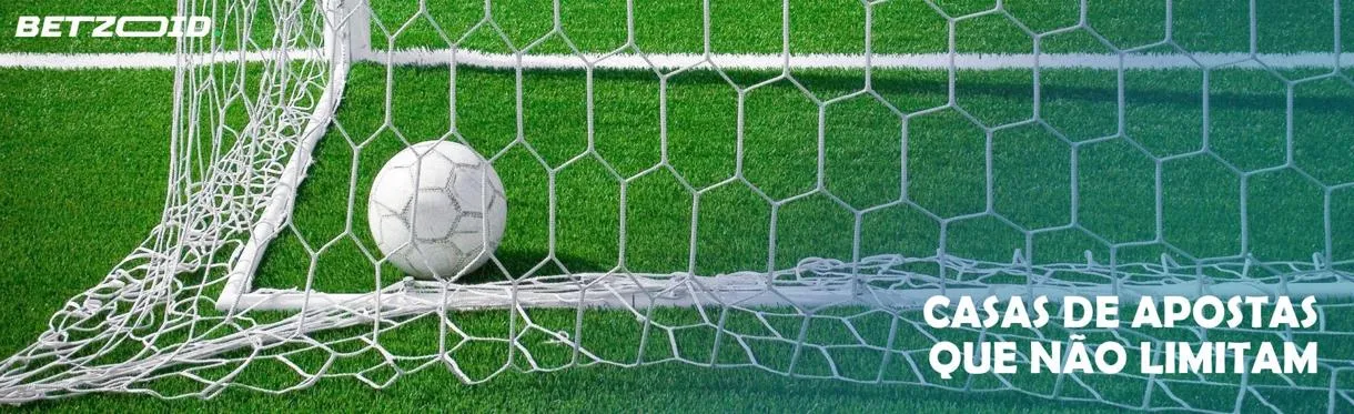 A bola de futebol está perto do gol.