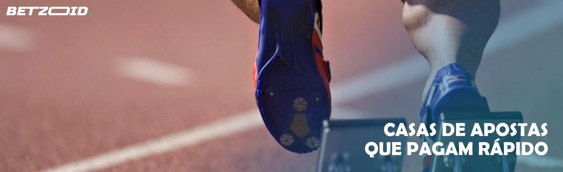 Os pés de um atleta que começa uma corrida.