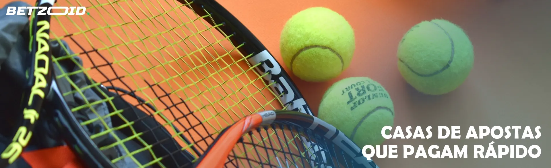 Raquetes e bolas de tênis.