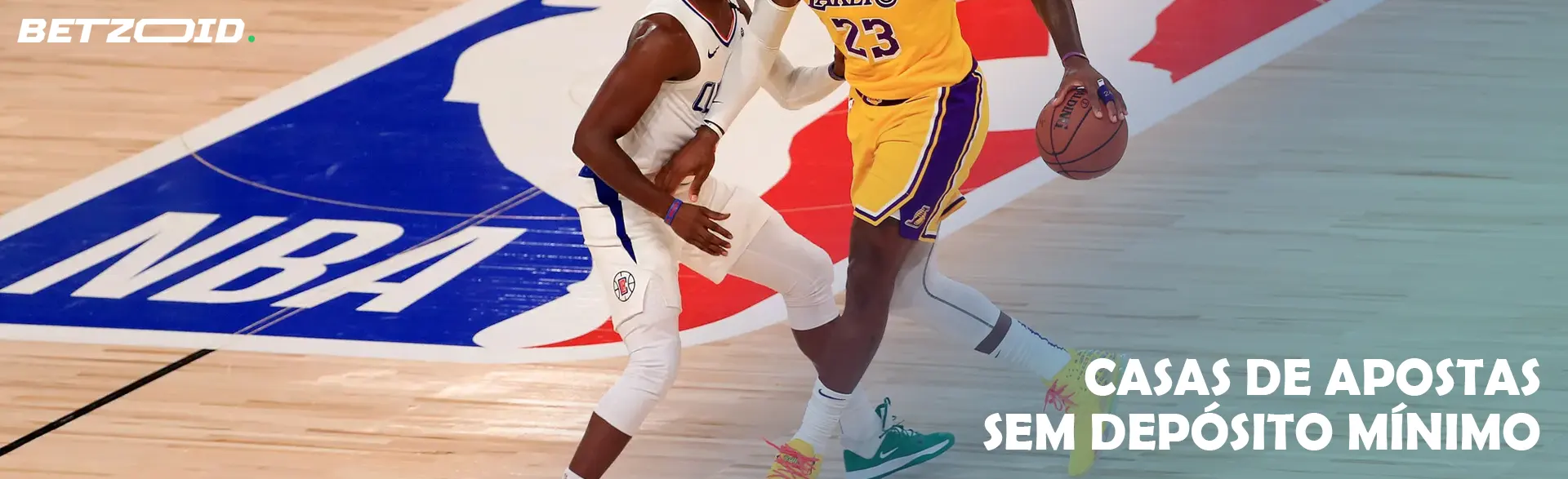 Jogadores de basquetebol em ação durante o jogo.