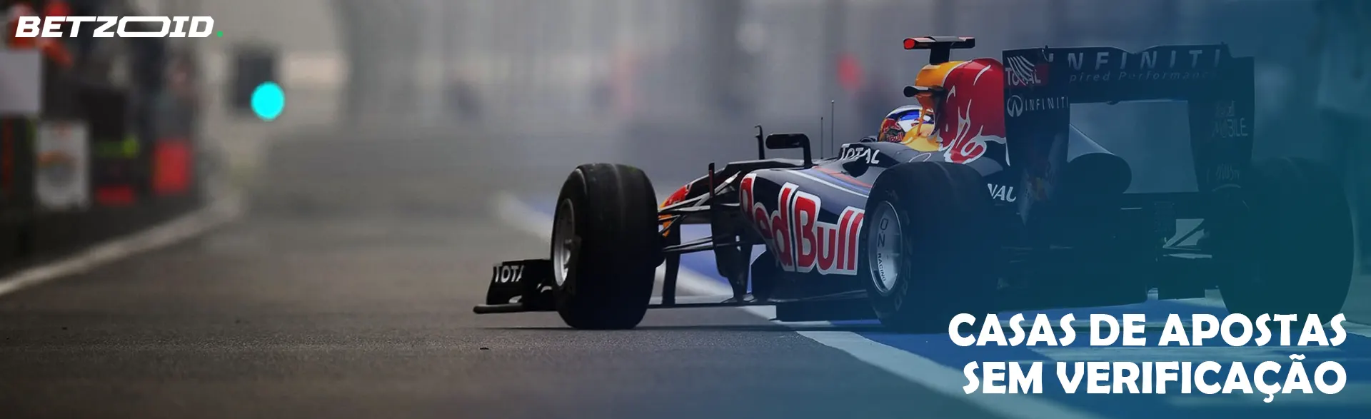 Carro de Fórmula 1 na pista.