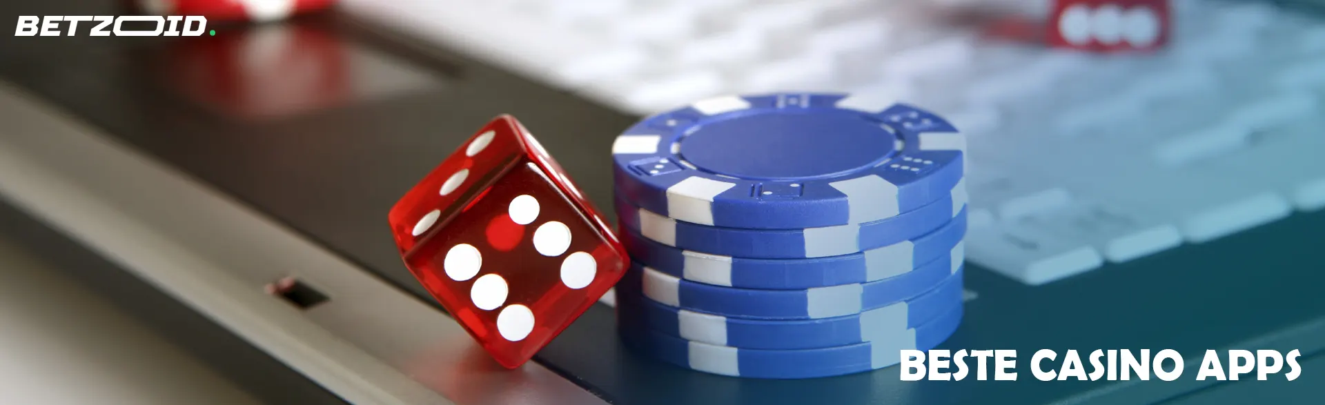 Dobbelstenen en casinofiches liggen op het toetsenbord.