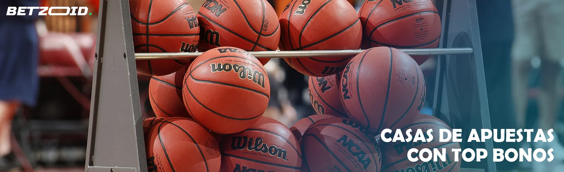 Varias pelotas de baloncesto en el carrito antes del partido.