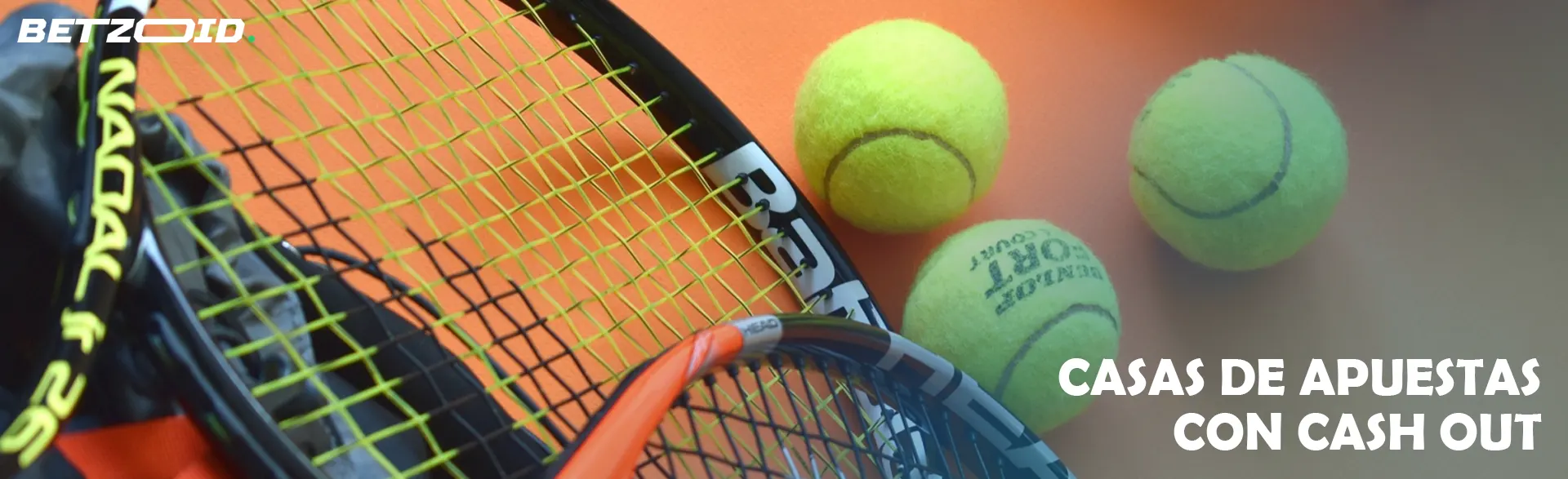 Pelotas de tenis junto a raquetas.