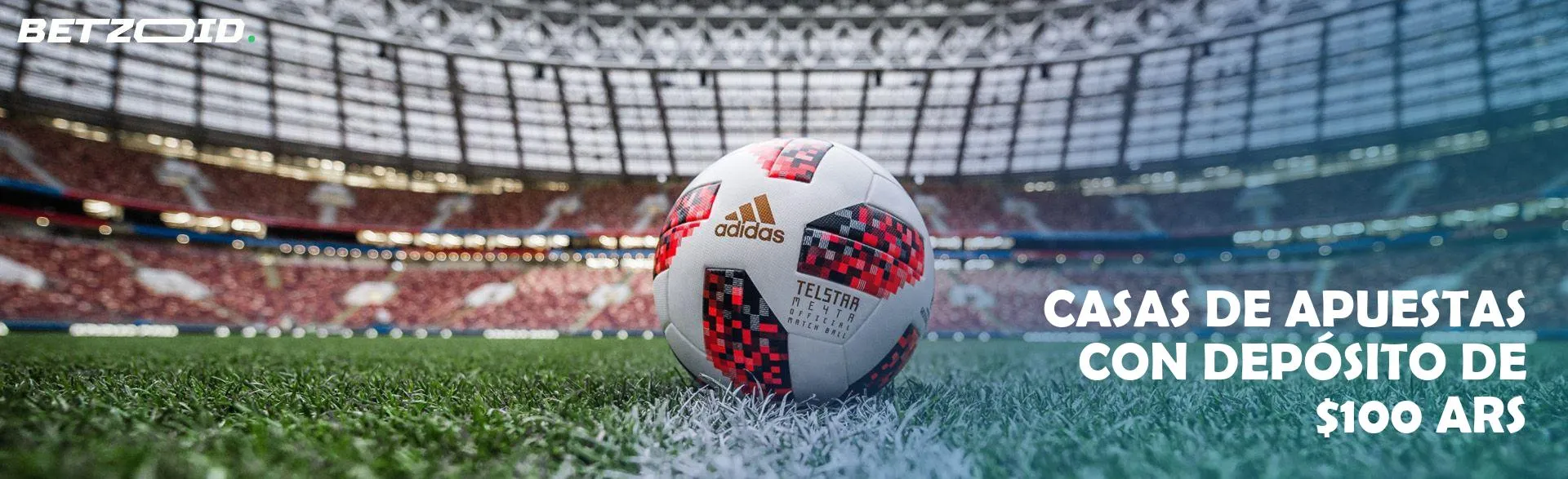 Balón de fútbol en un campo vacío.