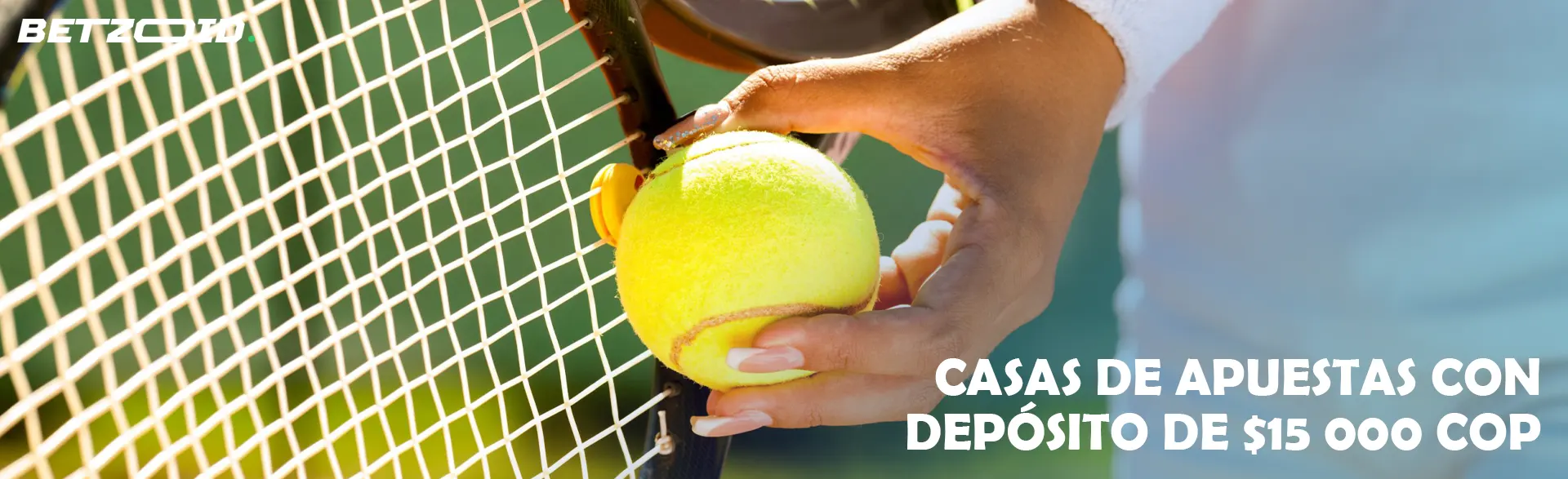 El tenista sostiene la pelota cerca de la raqueta.