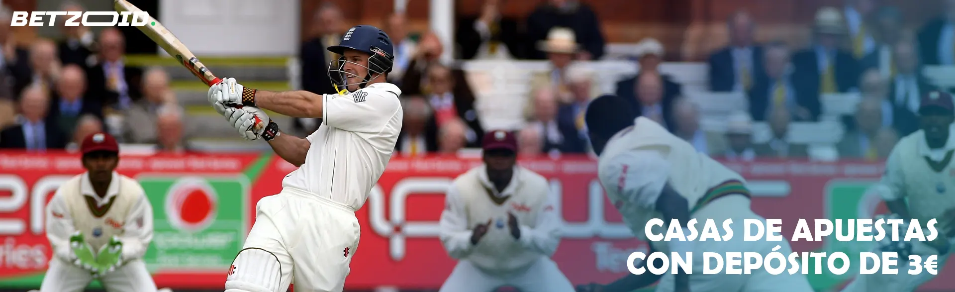 Un jugador de críquet golpea la pelota durante un partido.