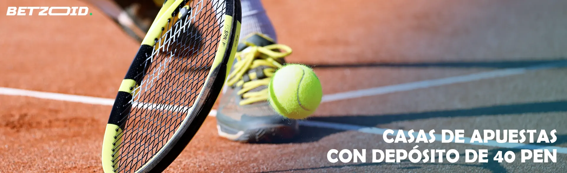 Un jugador de tenis intenta golpear la pelota con una raqueta.