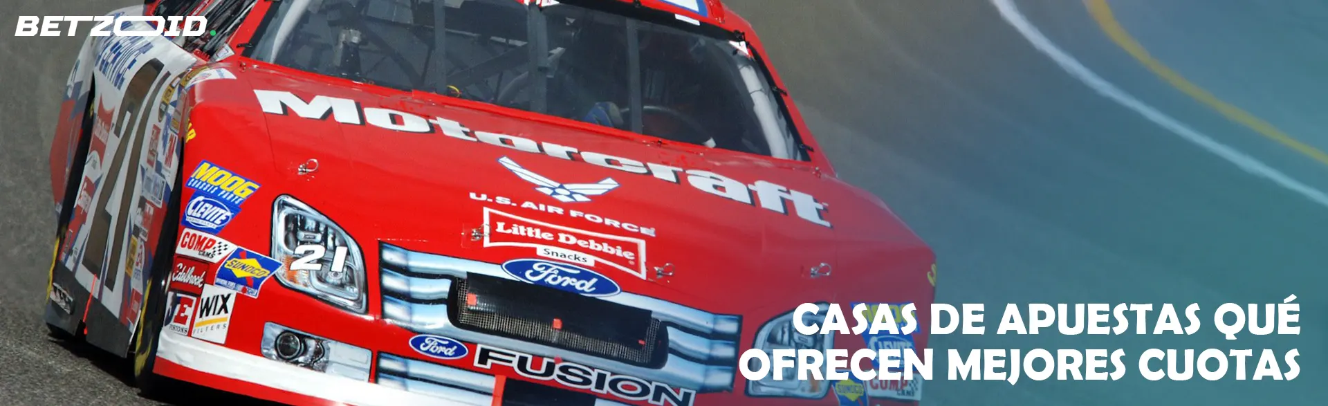 Coche de carreras en movimiento en la pista.