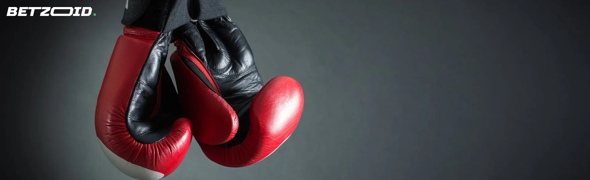 Guantes de boxeo sobre un fondo oscuro.