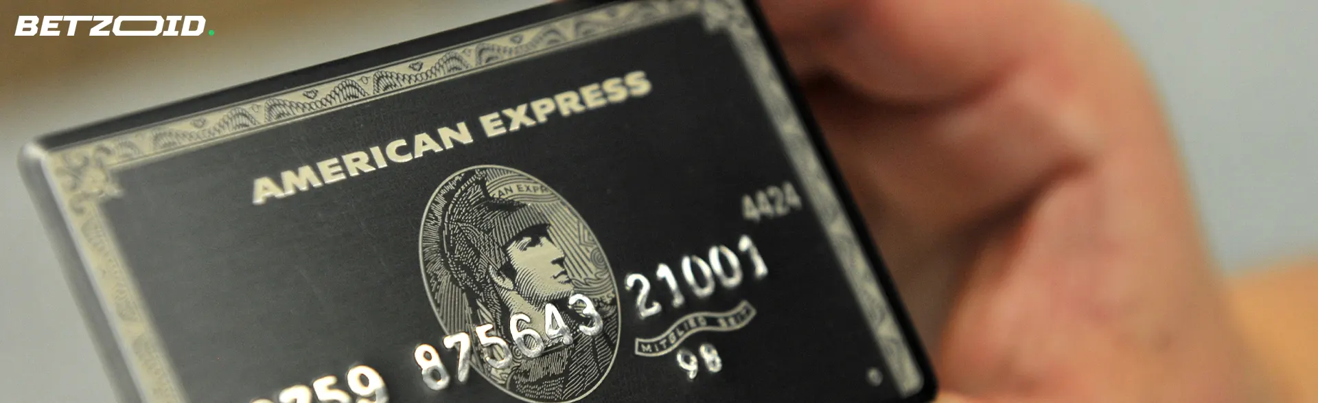 Una persona tiene una tarjeta American Express.