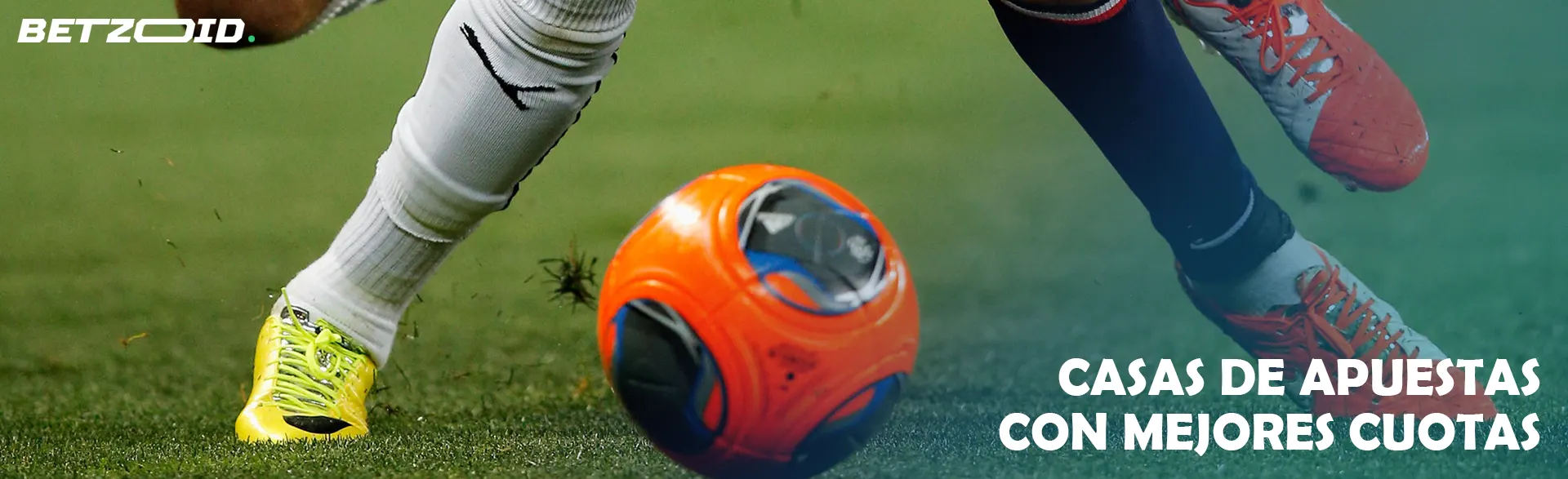 Los futbolistas luchan por el balón durante el partido.